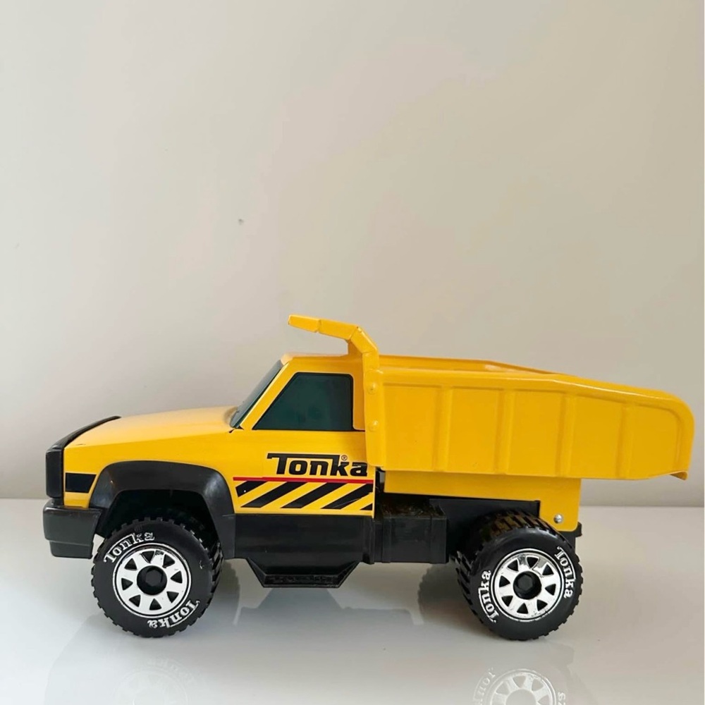 2012 Hasbro Tonka Dump Truck - Picture 2 of 8